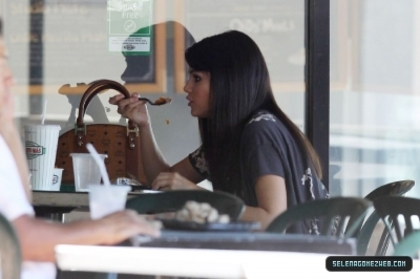 normal_selena-gomez-004 - 07-19-11  Selena Gomez Has Lunch At Poquito Mas In Los Angeles