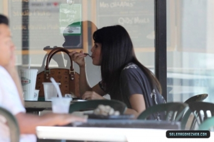 normal_selena-gomez-005 - 07-19-11  Selena Gomez Has Lunch At Poquito Mas In Los Angeles