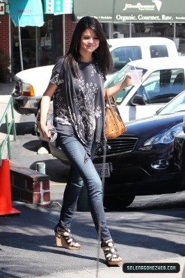 normal_selena-gomez-011 - 07-19-11  Selena Gomez Has Lunch At Poquito Mas In Los Angeles