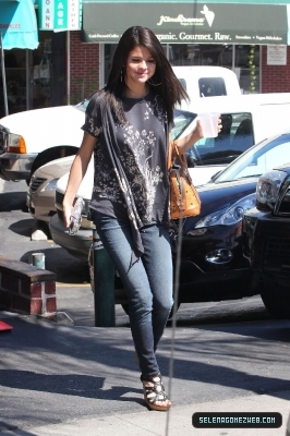 normal_selena-gomez-012 - 07-19-11  Selena Gomez Has Lunch At Poquito Mas In Los Angeles