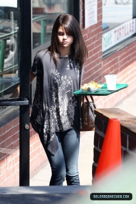 normal_selena-gomez-014 - 07-19-11  Selena Gomez Has Lunch At Poquito Mas In Los Angeles