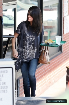 normal_selena-gomez-015 - 07-19-11  Selena Gomez Has Lunch At Poquito Mas In Los Angeles