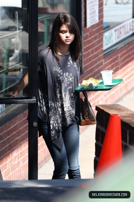 normal_selena-gomez-016 - 07-19-11  Selena Gomez Has Lunch At Poquito Mas In Los Angeles
