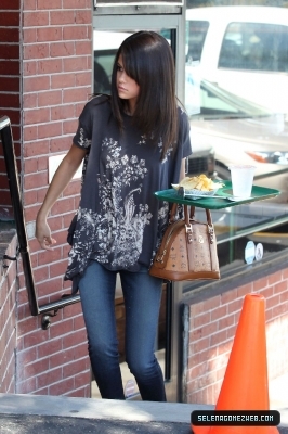 normal_selena-gomez-017 - 07-19-11  Selena Gomez Has Lunch At Poquito Mas In Los Angeles