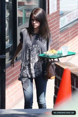 normal_selena-gomez-018 - 07-19-11  Selena Gomez Has Lunch At Poquito Mas In Los Angeles