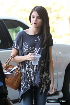 normal_selena-gomez-019 - 07-19-11  Selena Gomez Has Lunch At Poquito Mas In Los Angeles