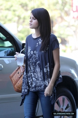 normal_selena-gomez-020 - 07-19-11  Selena Gomez Has Lunch At Poquito Mas In Los Angeles