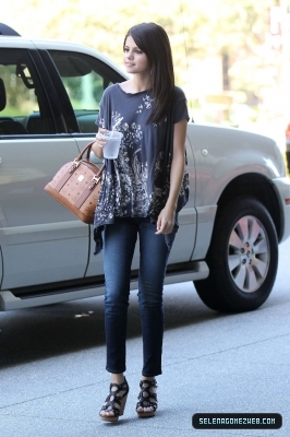 normal_selena-gomez-022 - 07-19-11  Selena Gomez Has Lunch At Poquito Mas In Los Angeles