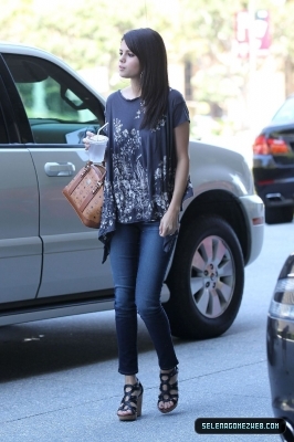 normal_selena-gomez-023 - 07-19-11  Selena Gomez Has Lunch At Poquito Mas In Los Angeles