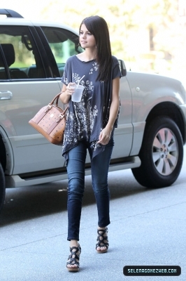 normal_selena-gomez-024 - 07-19-11  Selena Gomez Has Lunch At Poquito Mas In Los Angeles