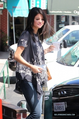 normal_selena-gomez-027 - 07-19-11  Selena Gomez Has Lunch At Poquito Mas In Los Angeles