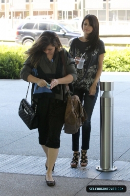 normal_selena-gomez-031 - 07-19-11  Selena Gomez Has Lunch At Poquito Mas In Los Angeles