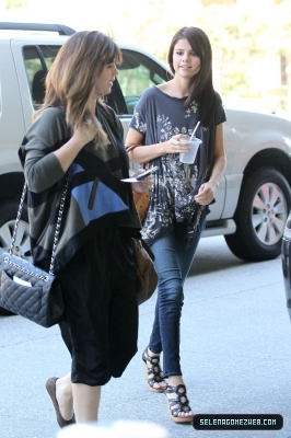 normal_selena-gomez-033