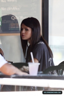 normal_selena-gomez-034 - 07-19-11  Selena Gomez Has Lunch At Poquito Mas In Los Angeles