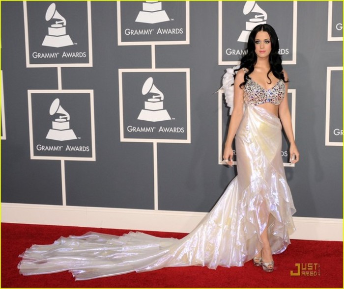covorul-rosu-katy-perry-russell-brand-grammys-16_tb628 - katy pery
