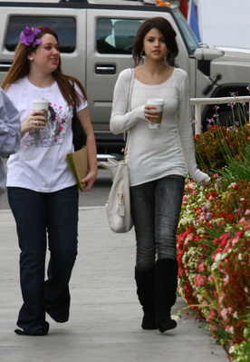 normal_selenafan06 - Out in Hollywood with Co-Star Jennifer