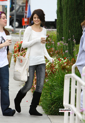 normal_selenafan09 - Out in Hollywood with Co-Star Jennifer