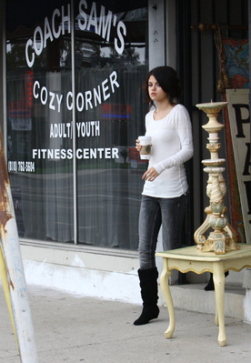 normal_selenafan013 - Out in Hollywood with Co-Star Jennifer
