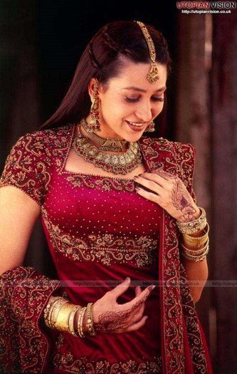 karishma-kapoor-in-red-saree_9b9c42b5e69ffa