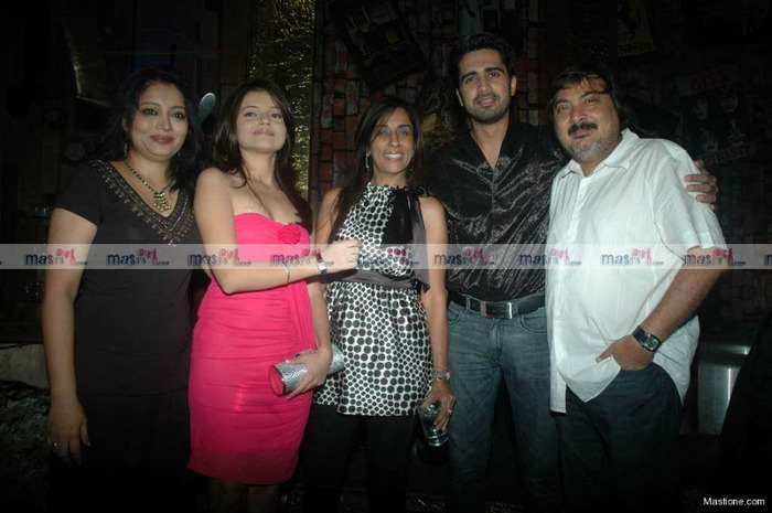 avinash-rubina-si-producatorii-serialului_f46f8cc1622b84 - devradhika