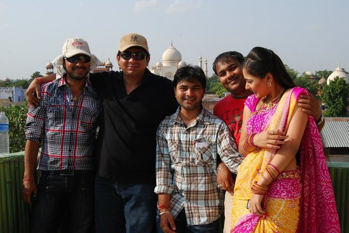 216168_165007603557889_159378824120767_383627_1183437_n - Sapna Babul Ka Bidaai-Culoarea Fericirii