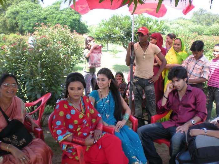 217166_165008650224451_159378824120767_383669_5559067_n - Sapna Babul Ka Bidaai-Culoarea Fericirii
