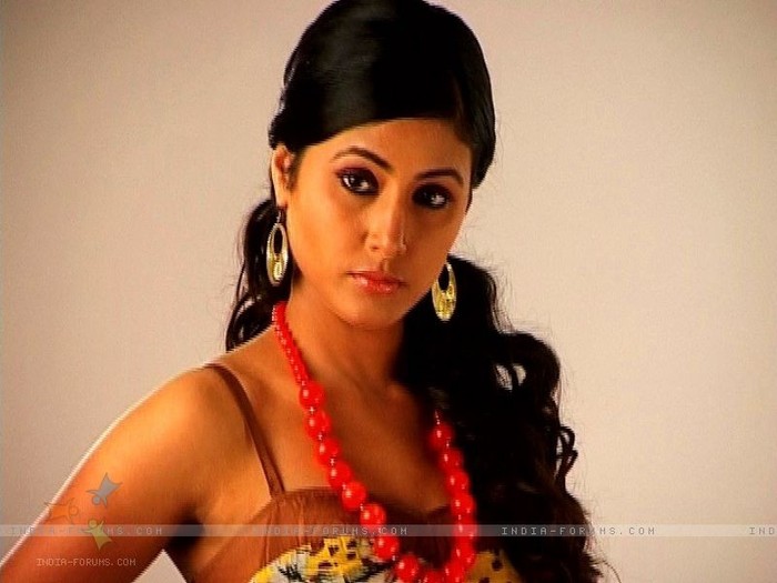 65143-hina-khan