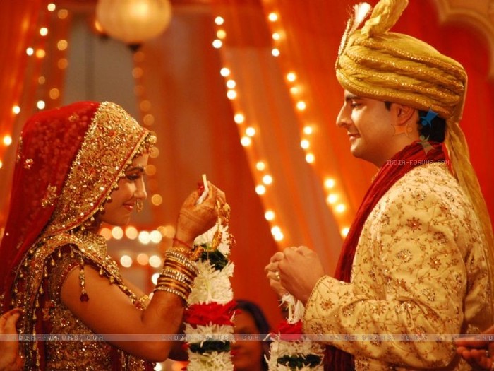 32611-varmaala-exchanging