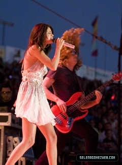 selena-gomez-007 - 07-25-11  Selena Gomez concert at the Mid State Fair