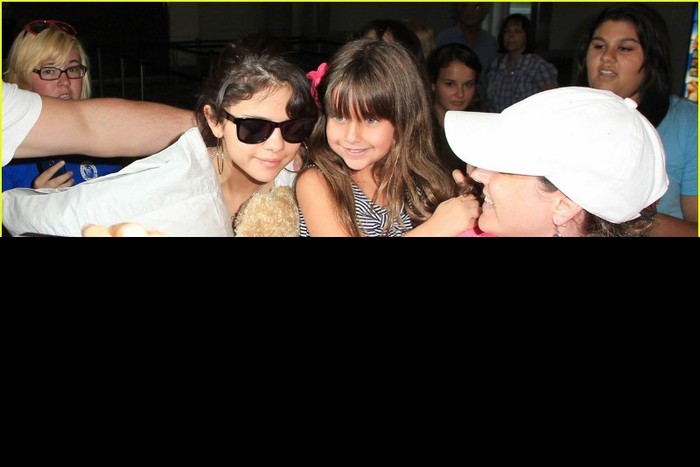 selena-gomez-airport-pillow-04 - Selena Gomez  Miami Airport Arrival