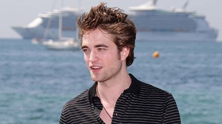 dd045b897517edd857723f5f6f5b7f6b - Robert Pattinson