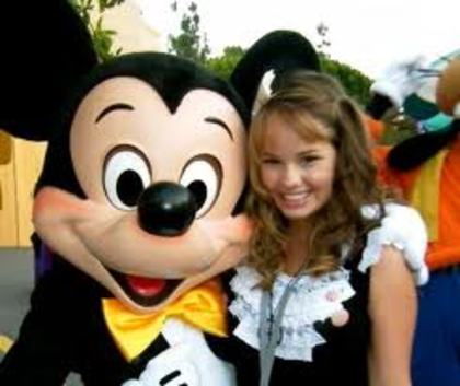 Debby Ryan la DisneyLand