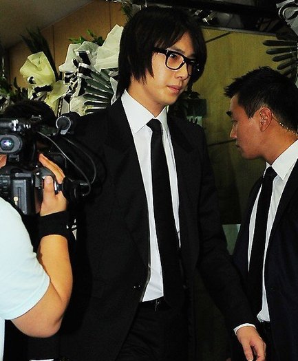 4c2b0d758d6d6 - a---jung il woo---a