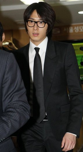 4c2b3f2409436 - a---jung il woo---a