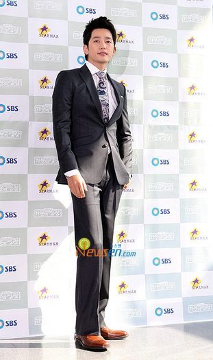 20451369 - a---park shi hoo---a