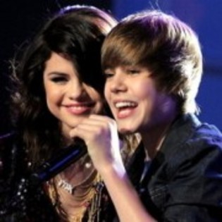 selena-justin-180x180 - justin bieber