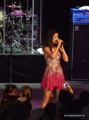 normal_selena-gomez-025 - xX_Concert At The O C Fair