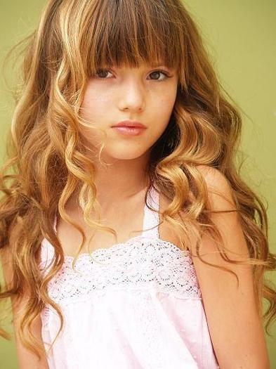 Bella_Thorne_1259504690_4