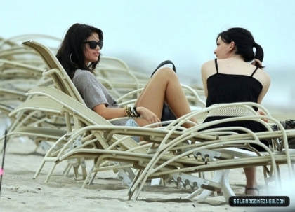 normal_selena-gomez-002 - 07-27-11  Selena Gomez at Palm Beach In Miami Florida
