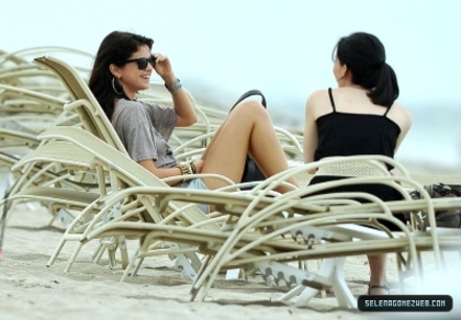 normal_selena-gomez-003 - 07-27-11  Selena Gomez at Palm Beach In Miami Florida