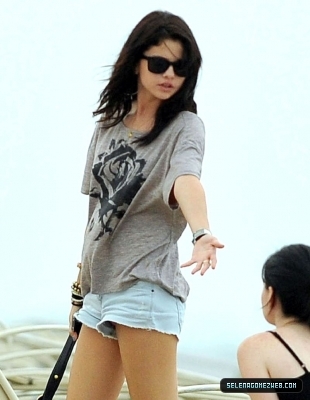 normal_selena-gomez-004 - 07-27-11  Selena Gomez at Palm Beach In Miami Florida