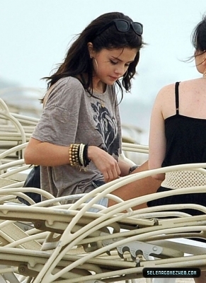 normal_selena-gomez-006