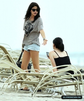 normal_selena-gomez-008 - 07-27-11  Selena Gomez at Palm Beach In Miami Florida