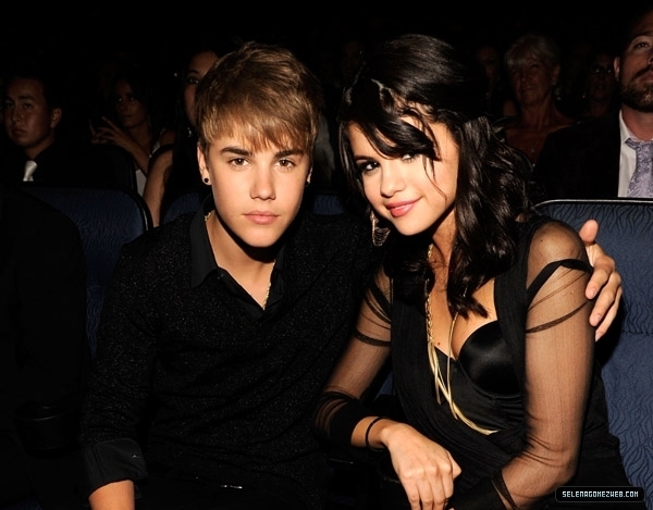 41739231_MTWIHXZJM - cat la suta va place cuplul selena gomez si justin bieber