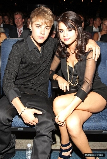 41739408_OBOHGFESZ - cat la suta va place cuplul selena gomez si justin bieber