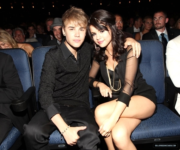 41739412_EKMWCUAWN - cat la suta va place cuplul selena gomez si justin bieber