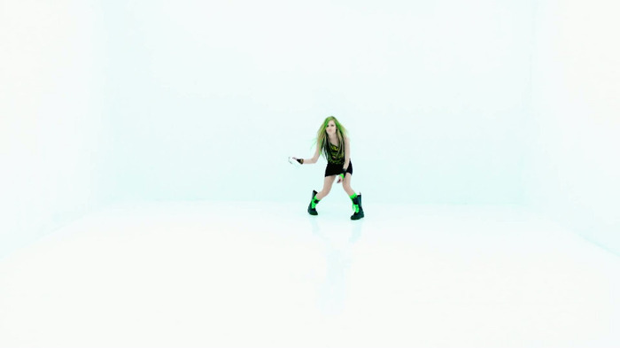 Avril Lavigne - Smile 0004 - Avril - Lavigne - Smile - Official - Music - Video - Caps - Paart 1