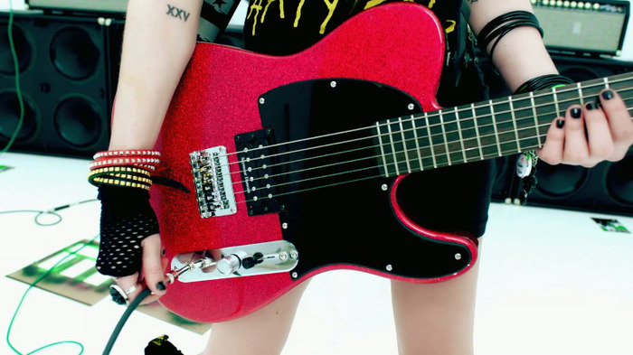 Avril Lavigne - Smile 0032 - Avril - Lavigne - Smile - Official - Music - Video - Caps - Paart 1