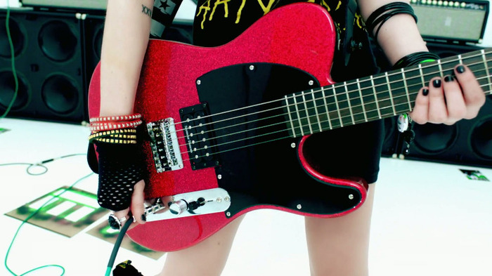 Avril Lavigne - Smile 0033 - Avril - Lavigne - Smile - Official - Music - Video - Caps - Paart 1