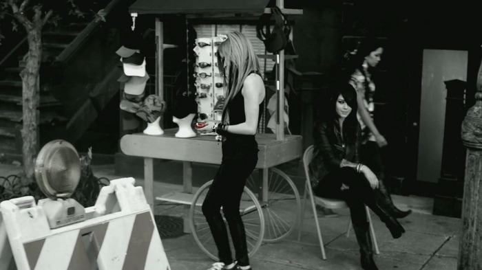 Avril Lavigne - Smile 0483 - Avril - Lavigne - Smile - Official - Music - Video - Caps - Paart 1